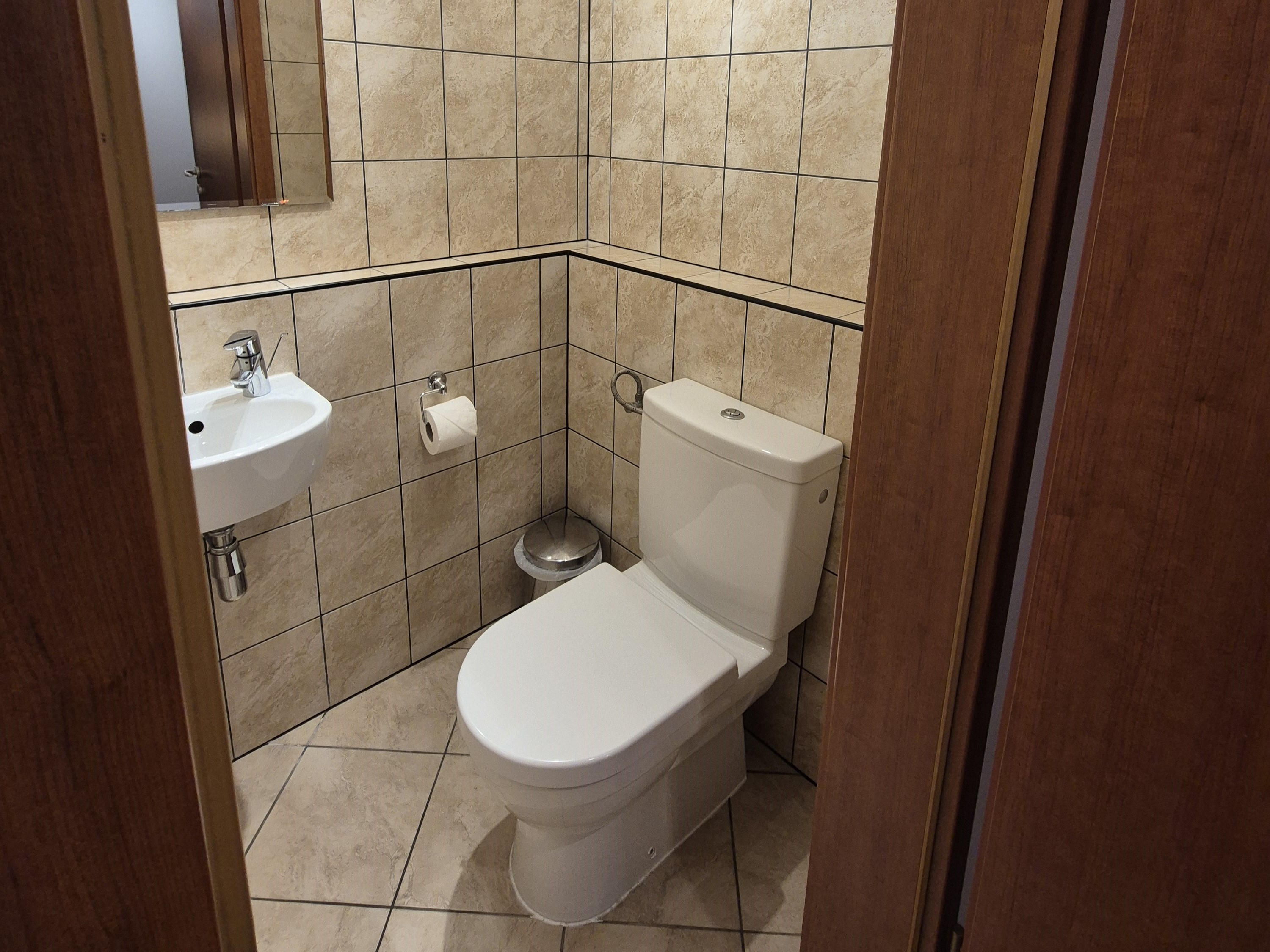 Hatodik kép a Kökörcsin apartman mosdójáról