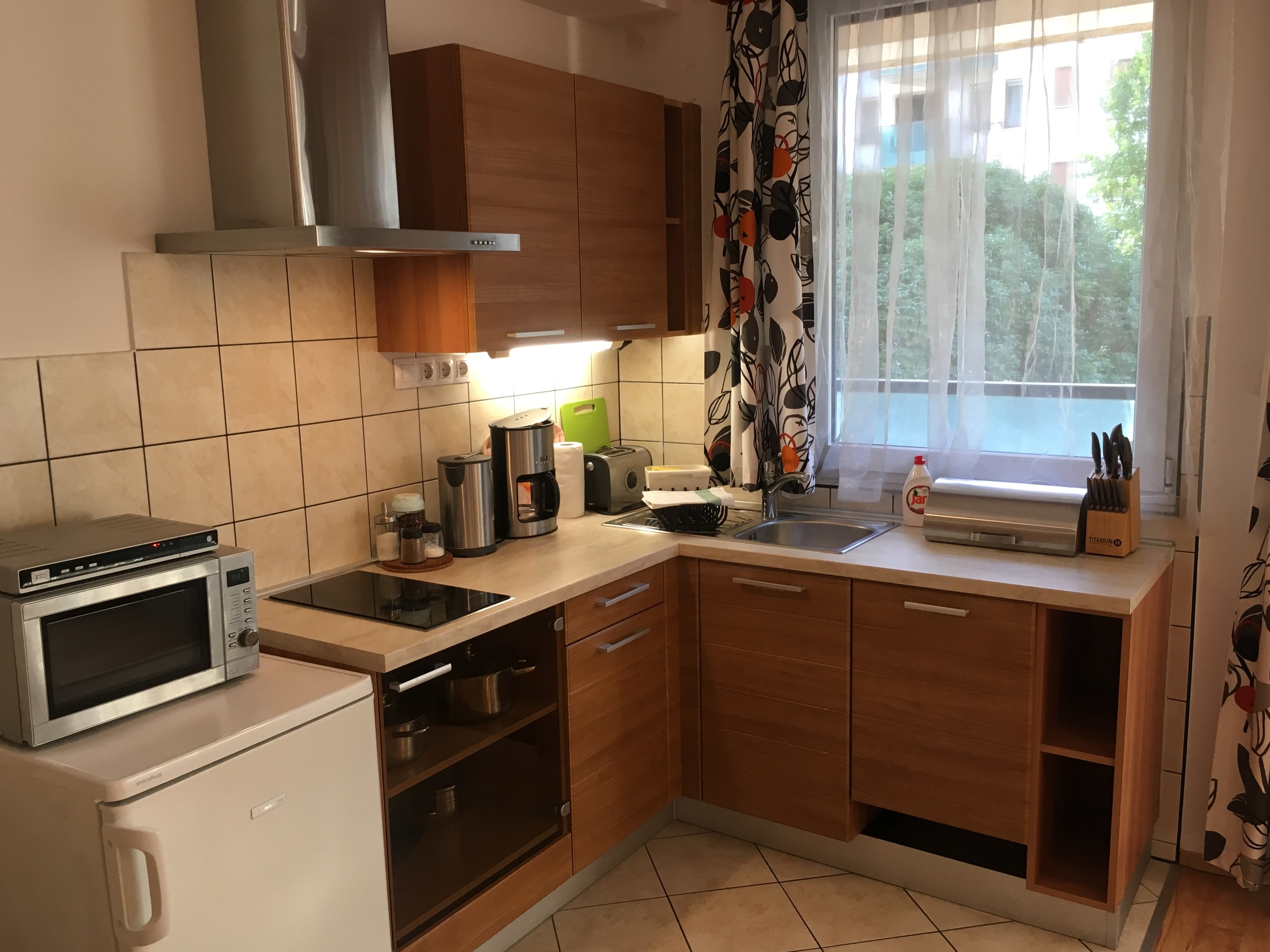 Negyedik kép az Amarillisz apartman konyhájáról