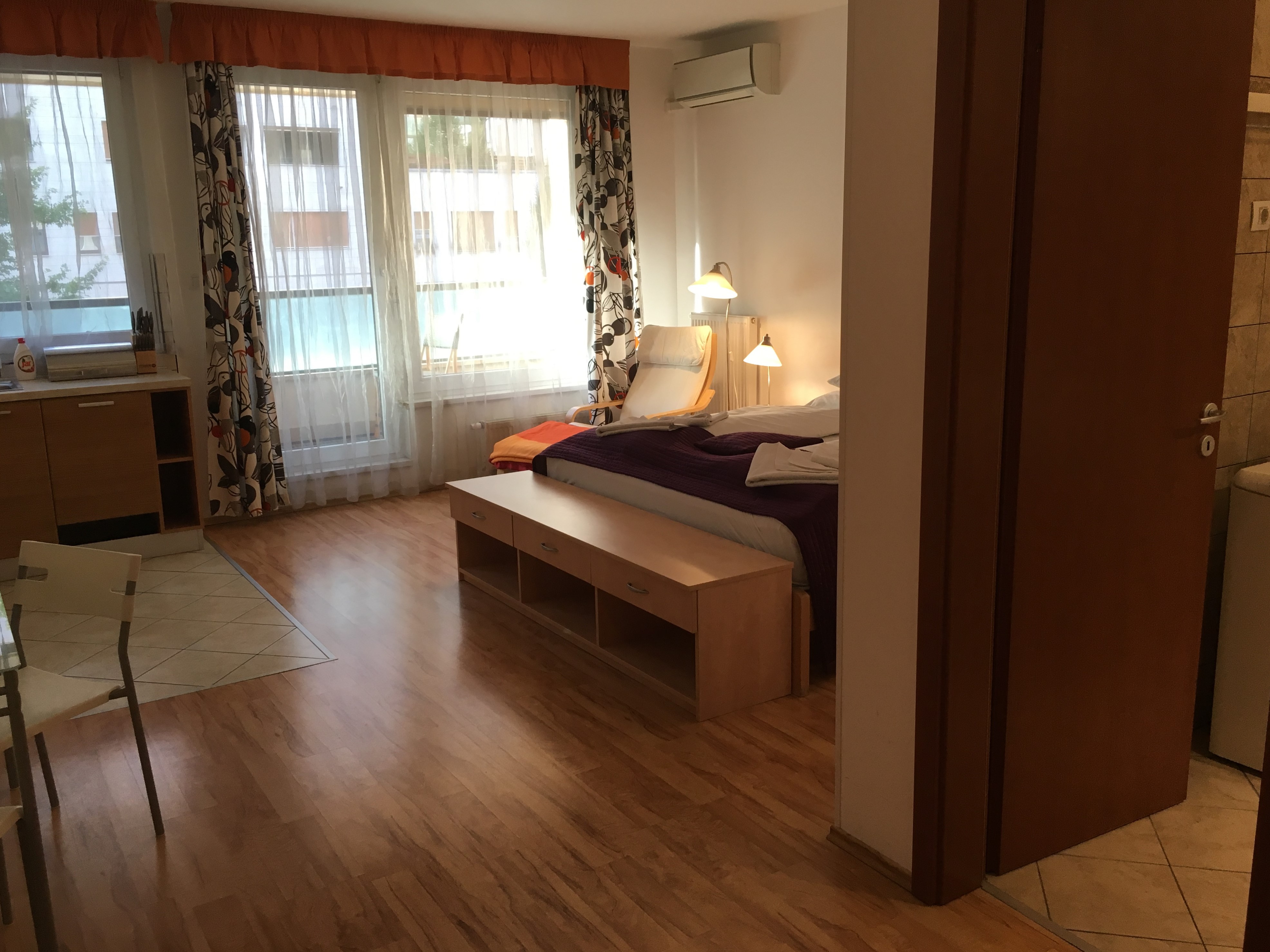Hatodik kép az Amarillisz apartman nappalijáról