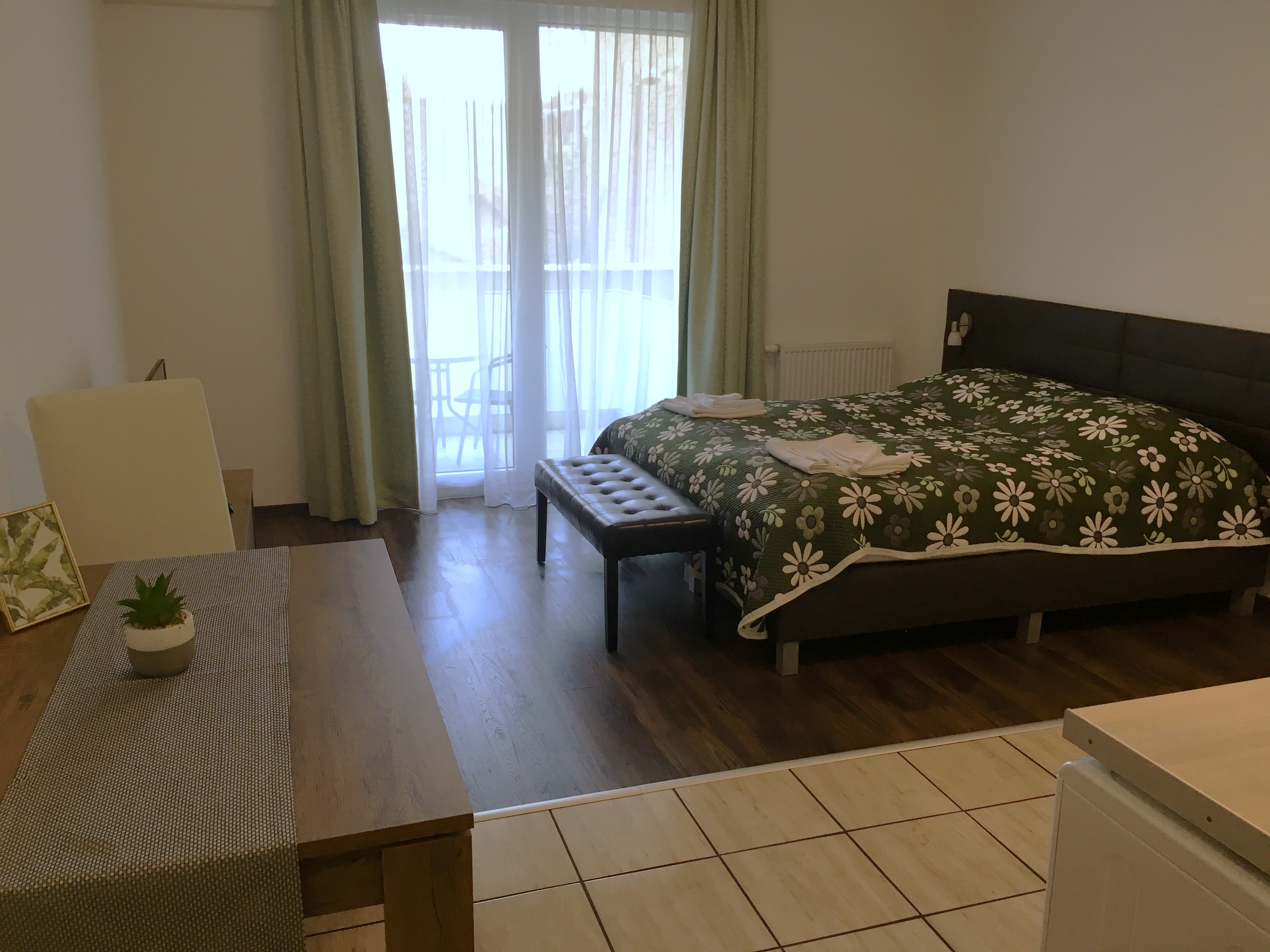 Második kép a Gardénia apartman nappalijáról