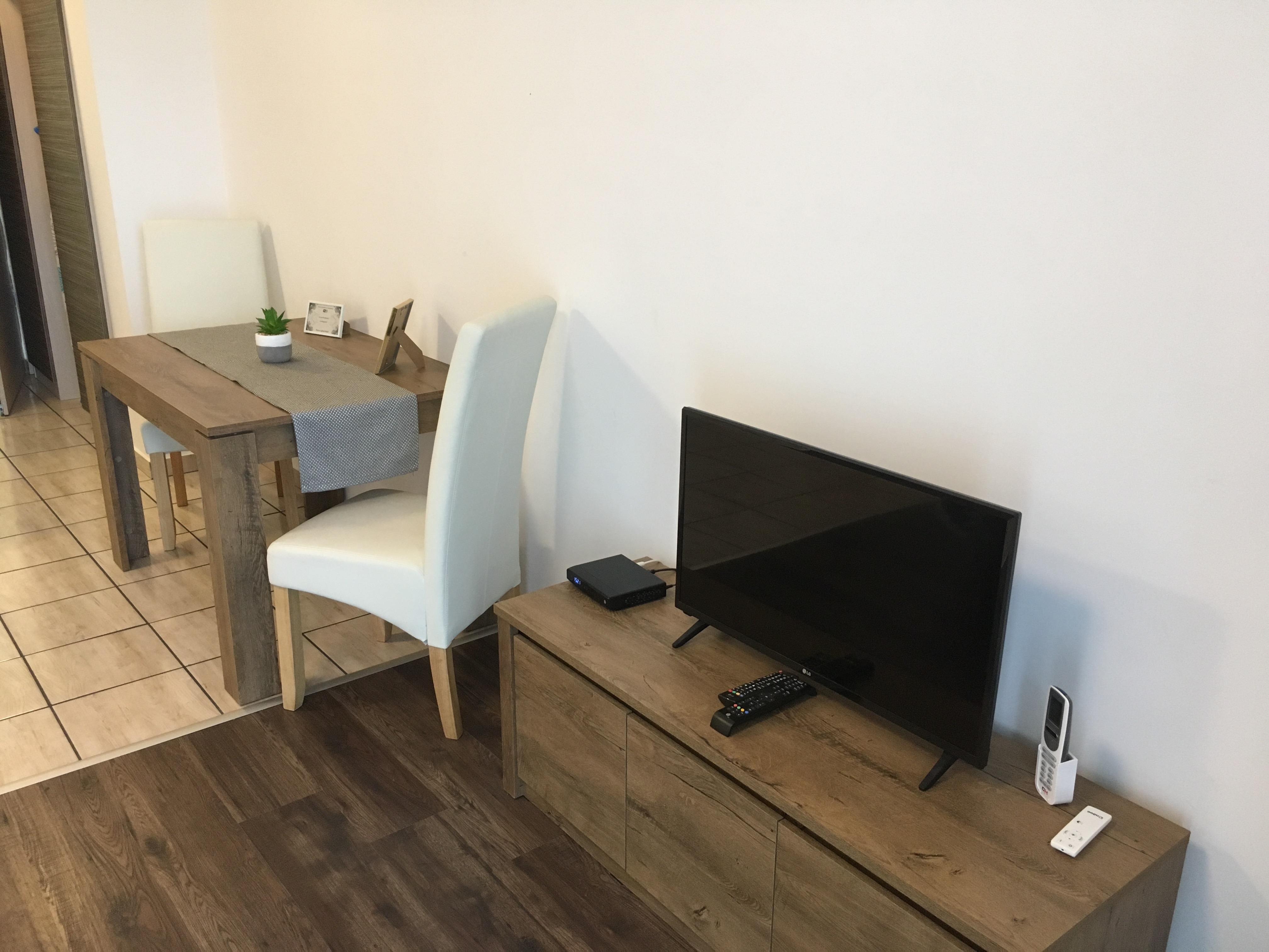 Negyedik kép a Gardénia apartman nappalijáról