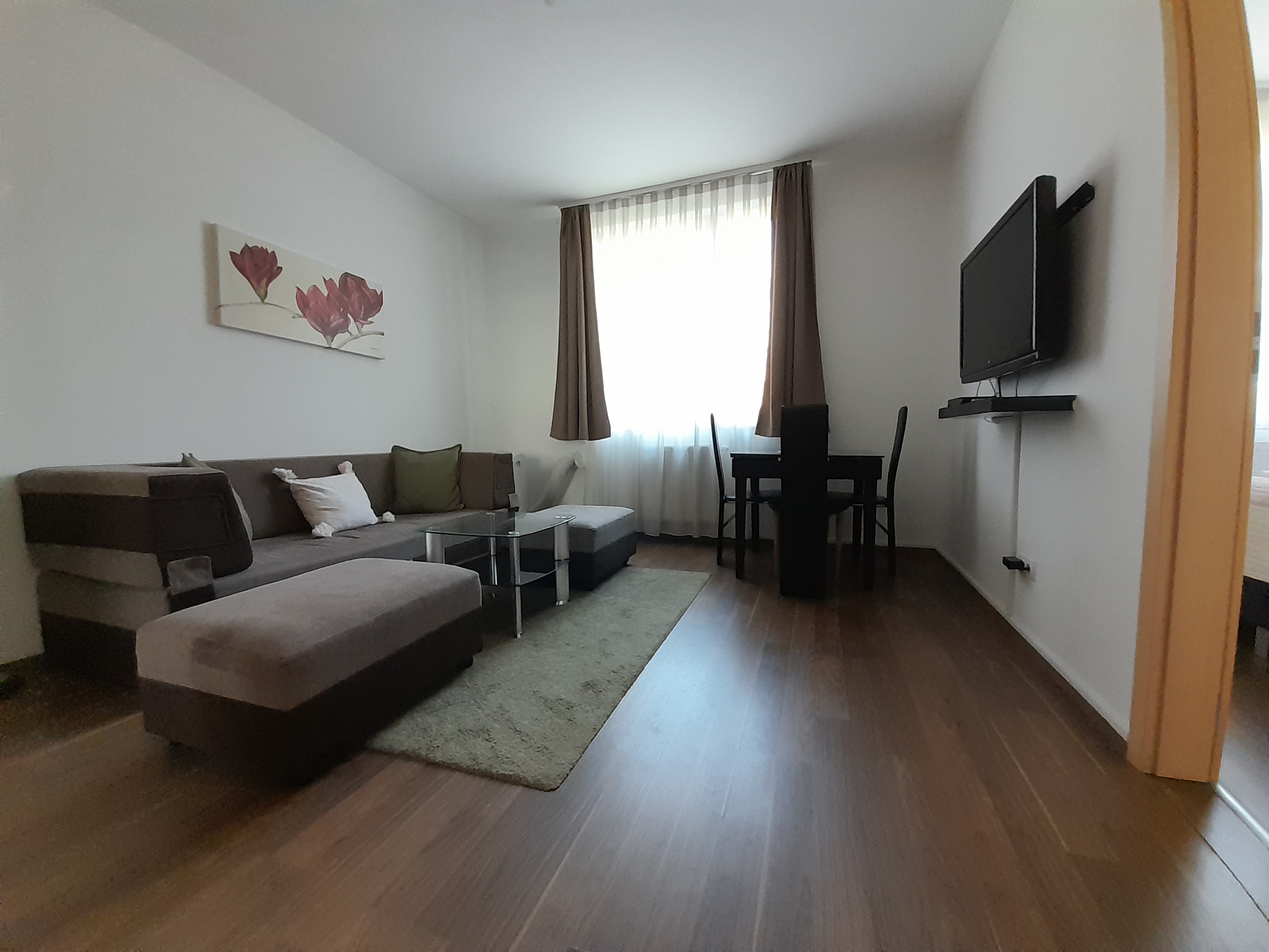 Második kép az Erdei méz apartman nappalijáról