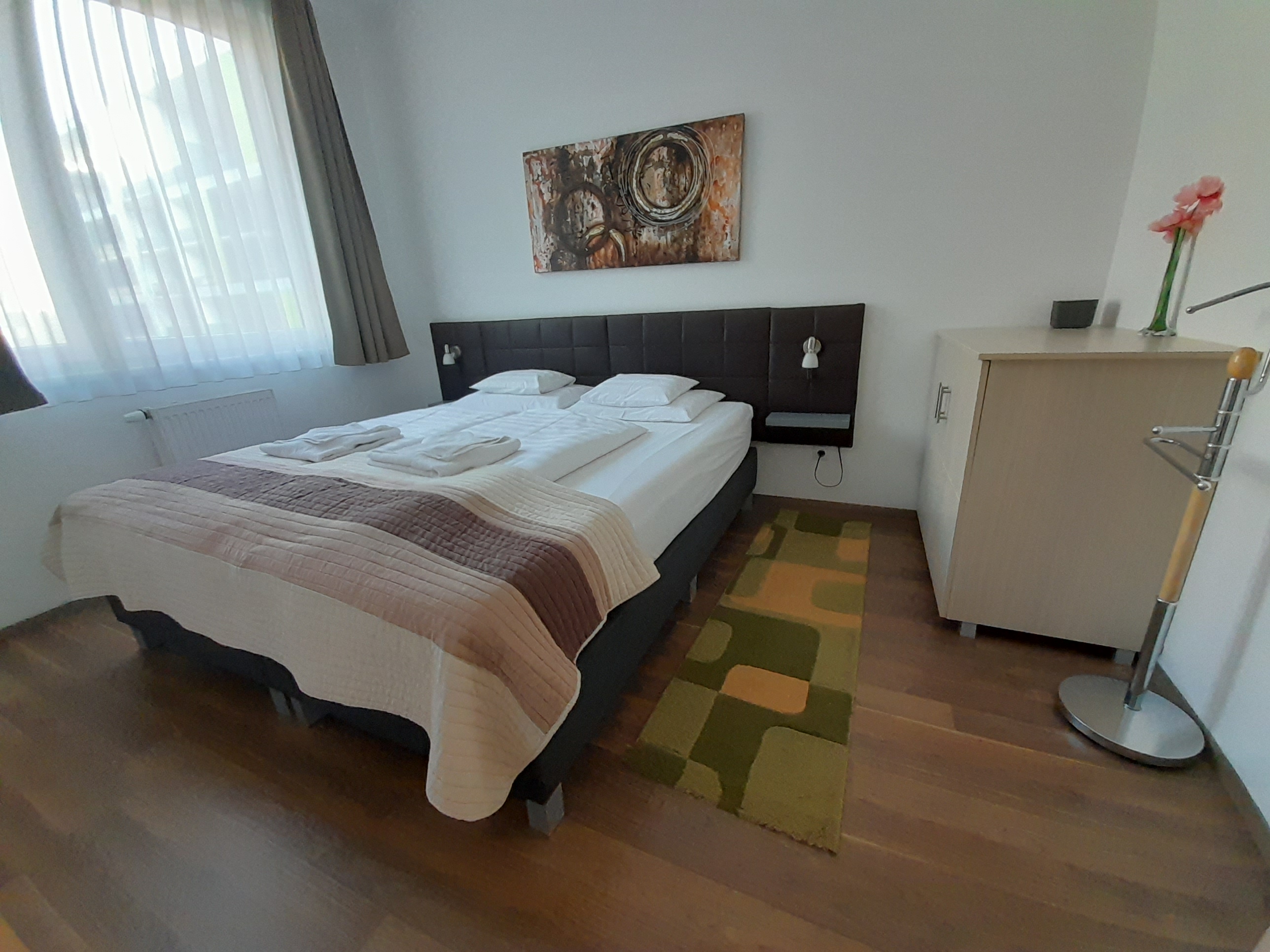 Harmadik kép az Erdei méz apartman hálószobájáról