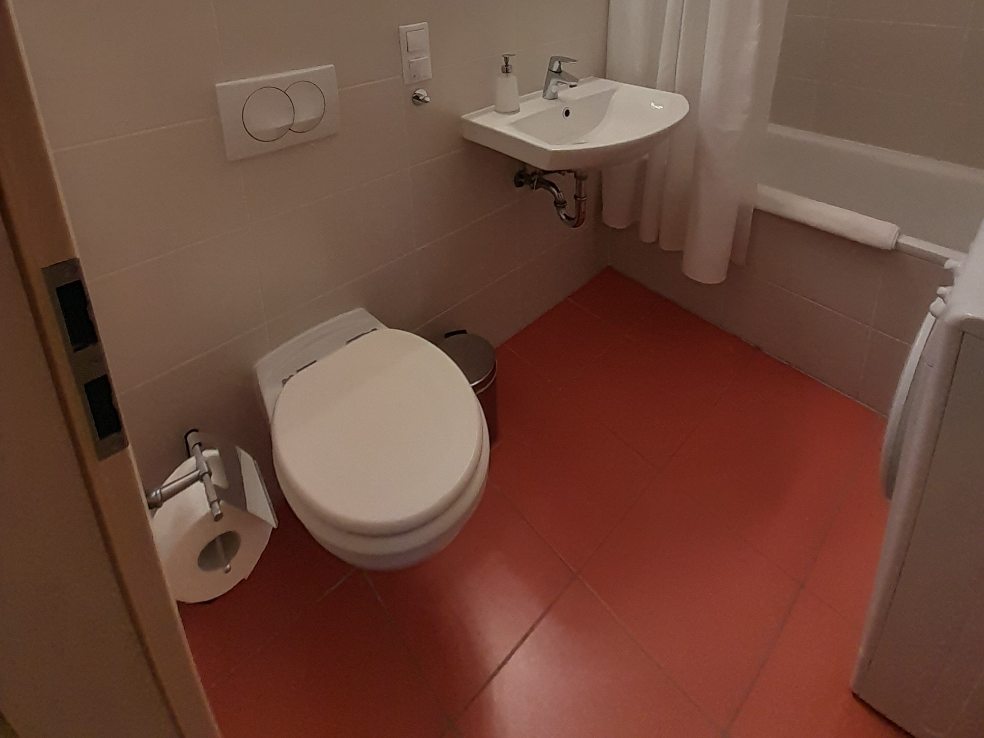Hatodik kép az Erdei méz apartman fürdőszobájáról