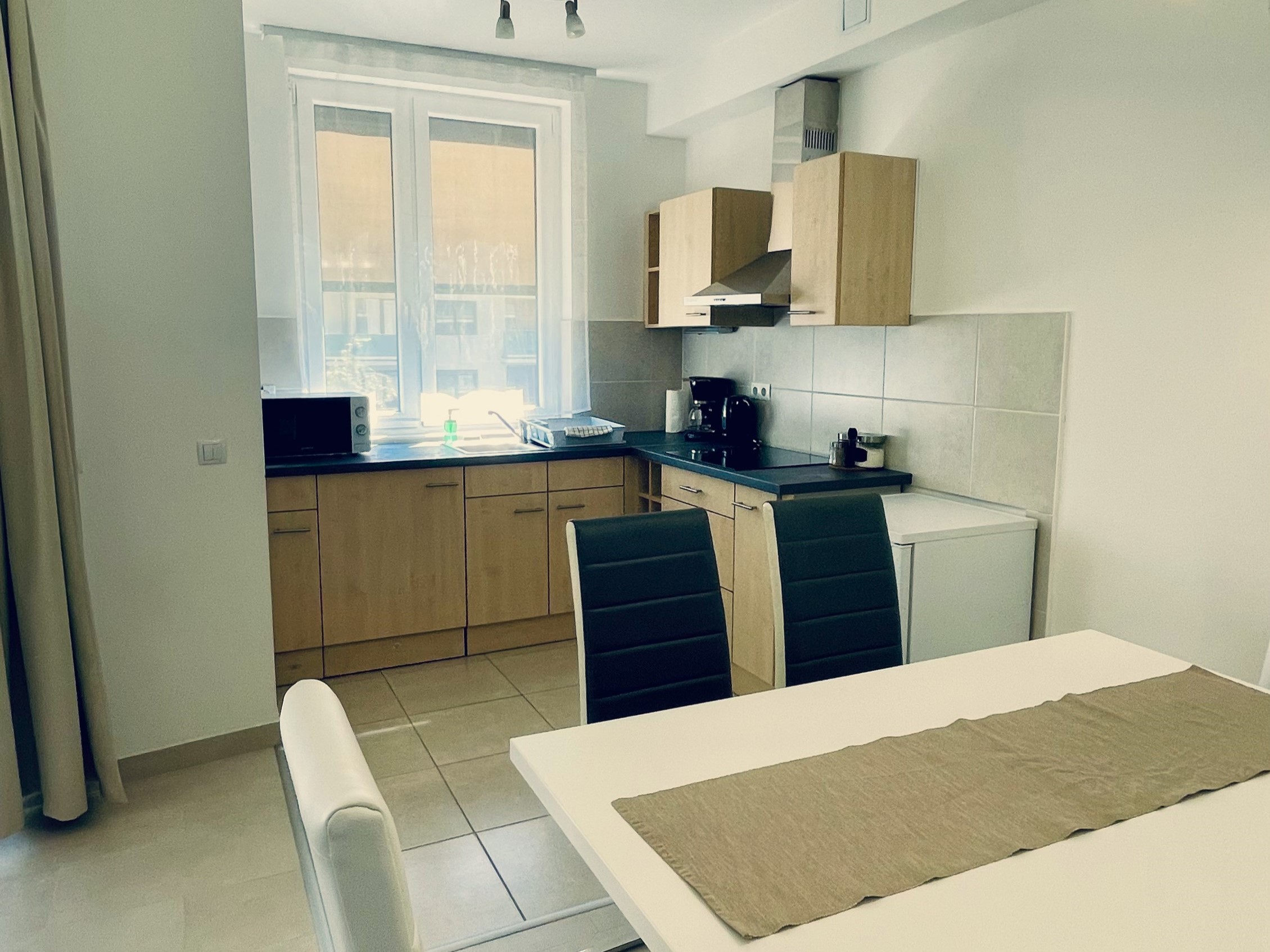 Hetedik kép a Fehér Lótusz apartman zuhanykabinos fürdőszobájáról
