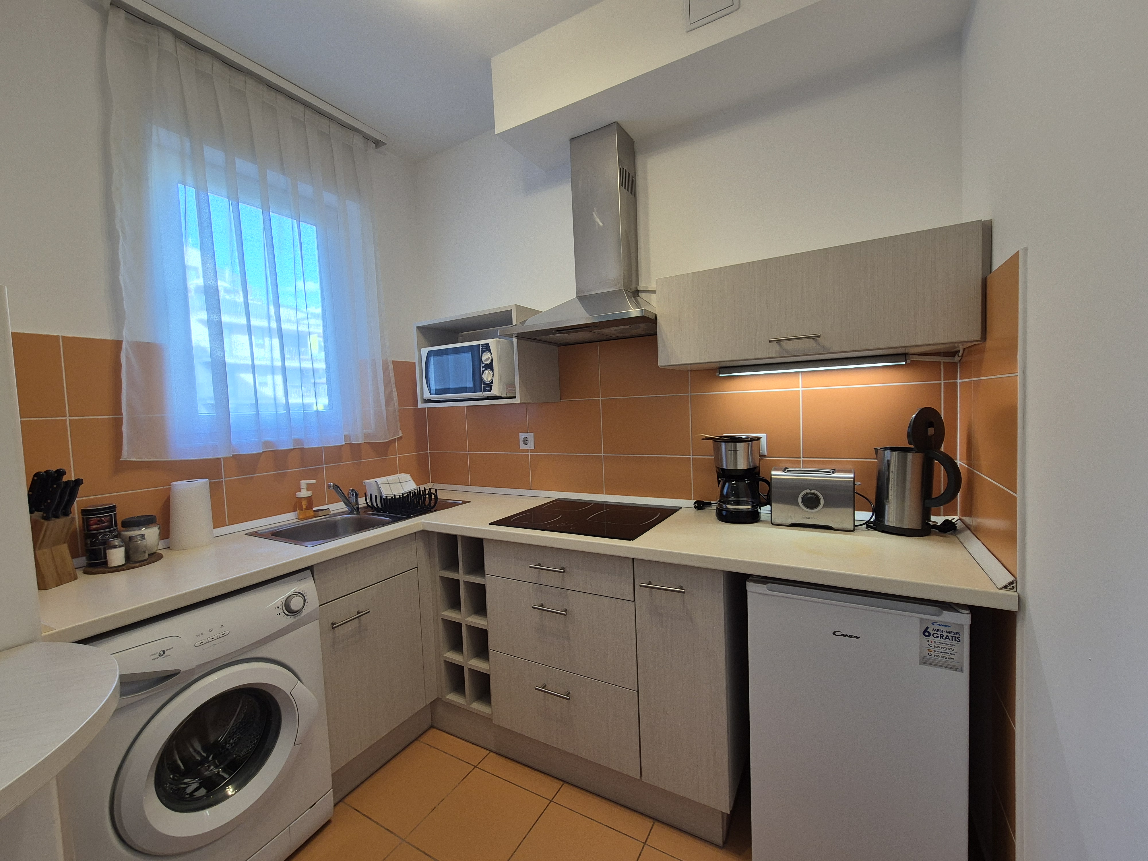 Hatodik kép a Pipacs apartman konyhájáról
